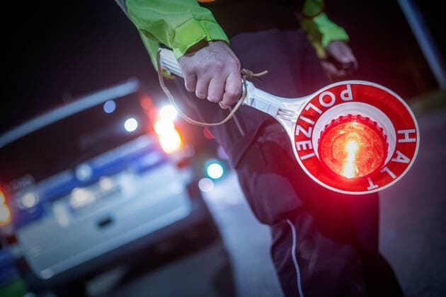 Police control of the nightly exit restriction from 22 oclock Stuttgart Stuttgart Baden Württemberg Germany Copyright: xSimonxAdomatx