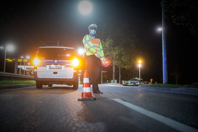 Police control of the nightly exit restriction from 22 oclock Stuttgart Stuttgart Baden Württemberg Germany Copyright: xSimonxAdomatx