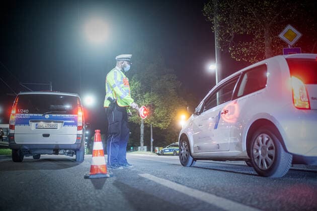 Police control of the nightly exit restriction from 22 oclock Stuttgart Stuttgart Baden Württemberg Germany Copyright: xSimonxAdomatx