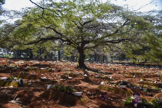 Brazil: View of the open graves at the Vila Formosa Cemetery View of the open graves at the Vila Formosa Cemetery in São Paulo. The country has recorded 2,866 deaths from Covid-19 in the past 24 hours and has totaled 386,623 deaths since the start of the pandemic. With that, the moving average of deaths in Brazil in the last 7 days reached 2,514. Sao Paulo Brazil Copyright: RonaldoxSilva
