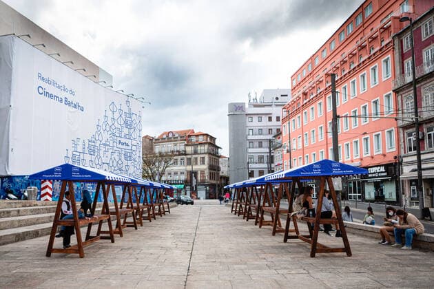 April 24, 2021, Porto, Portugal: Young people hang out in an empty market at the Batalha area..Portugal is at the 3rd stage of the deconfinement plan but stores, restaurants and coffee shops are still closed on the weekend during the afternoon. Porto Portugal - ZUMAs197 20210424_zaa_s197_219 Copyright: xTeresaxNunesx