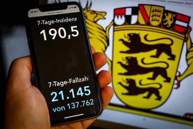 Coronavirus in Germany Covid 19 Dashboard of the Robert Koch Institute DEU, Germany, Baden Württemberg, 25 04 2021 The 7-day incidence for the state Cases last 7 days 100 000 PE is displayed on an iPhone, with the state coat of arms in the background.