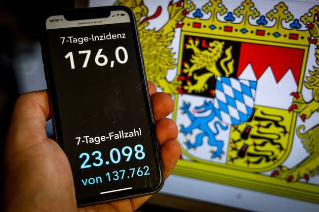 Coronavirus in Germany Covid 19 Dashboard of the Robert Koch Institute DEU, Germany, Bavaria, 25 04 2021 The 7-day incidence for the state Cases last 7 days 100 000 PE is displayed on an iPhone, with the state coat of arms in the background.