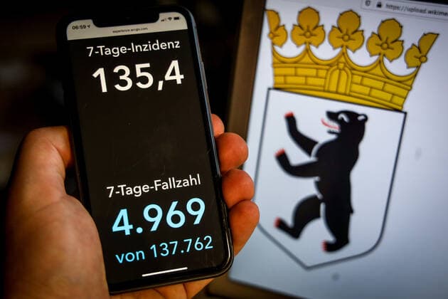Coronavirus in Germany Covid 19 Dashboard of the Robert Koch Institute DEU, Germany, Berlin, 25 04 2021 The 7-day incidence for the state Cases last 7 days 100 000 PE is displayed on an iPhone, with the state coat of arms in the background.