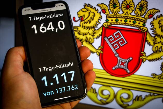 Coronavirus in Germany Covid 19 Dashboard of the Robert Koch Institute DEU, Germany, Bremen, 25 04 2021 The 7-day incidence for the state Cases last 7 days 100 000 PE is displayed on an iPhone, with the state coat of arms in the background.