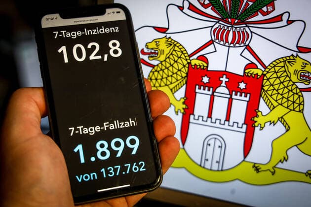 Coronavirus in Germany Covid 19 Dashboard of the Robert Koch Institute DEU, Germany, Hamburg, 25 04 2021 The 7-day incidence for the state Cases last 7 days 100 000 PE is displayed on an iPhone, with the state coat of arms in the background.