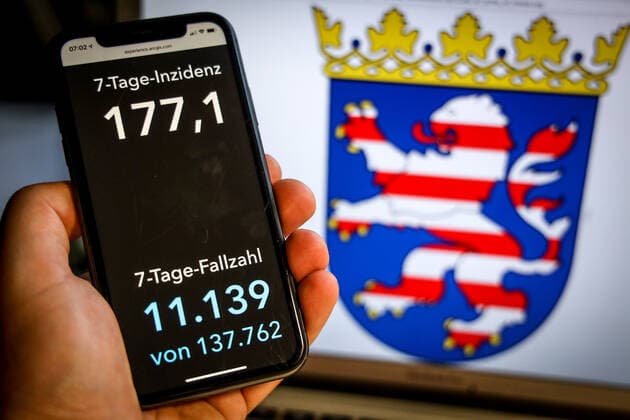 Coronavirus in Germany Covid 19 Dashboard of the Robert Koch Institute DEU, Germany, Hesse, 25 04 2021 The 7-day incidence for the state Cases last 7 days 100 000 PE is displayed on an iPhone, with the state coat of arms in the background.