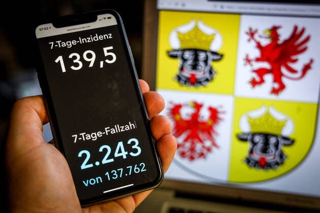 Coronavirus in Germany Covid 19 Dashboard of the Robert Koch Institute DEU, Germany, Mecklenburg Vorpommern, 25 04 2021 The 7-day incidence for the state Cases last 7 days 100 000 PE is displayed on an iPhone, with the state coat of arms in the background.