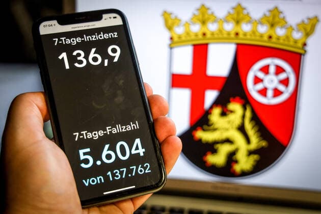 Coronavirus in Germany Covid 19 Dashboard of the Robert Koch Institute DEU, Germany, Rhineland-Palatinate, 25 04 2021 The 7-day incidence for the state Cases last 7 days 100 000 PE is displayed on an iPhone, with the state coat of arms in the background.