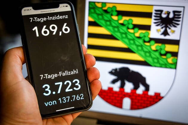 Coronavirus in Germany Covid 19 Dashboard of the Robert Koch Institute DEU, Germany, Saxony Anhalt, 25 04 2021 The 7-day incidence for the state Cases last 7 days 100 000 PE is displayed on an iPhone, with the state coat of arms in the background.