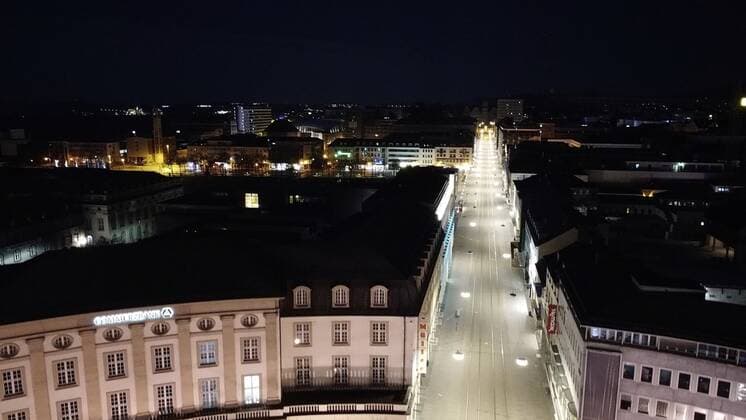 25 04 2021 xkx Kassel, federal emergency brake because of covid19 Corona also provides for a night curfew in Kassel Picture shows the upper Königstrasse in Kassel on which only one car of the order police controls the observance of the curfew KH