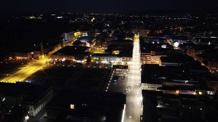 25 04 2021 xkx Kassel, federal emergency brake because of covid19 Corona also provides for a night curfew in Kassel Picture shows the upper Königstrasse in Kassel on which only one car of the order police controls the observance of the curfew KH