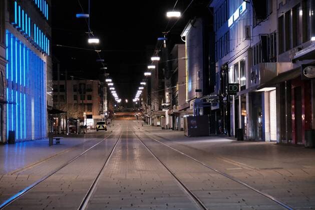 25 04 2021 xkx Kassel, federal emergency brake because of covid19 Corona also provides for a night curfew in Kassel Picture shows the upper Königstrasse in Kassel on which only one car of the order police controls the observance of the curfew KH