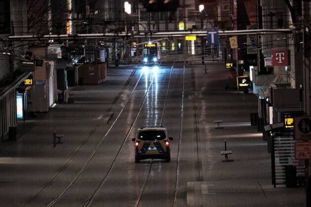 25 04 2021 xkx Kassel, federal emergency brake because of covid19 Corona also provides for a night curfew in Kassel Picture shows the upper Königstrasse in Kassel on which only one car of the order police controls the observance of the curfew KH