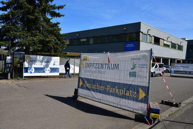 The vaccination centre Saarland West in Saarlouis on Saturday 24 4 2021 Vaccinations against the Corona virus are carried out here. bub