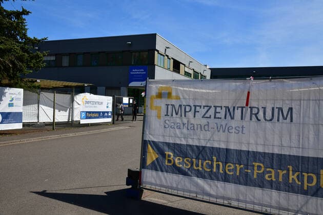 The vaccination centre Saarland West in Saarlouis on Saturday 24 4 2021 Vaccinations against the Corona virus are carried out here. bub