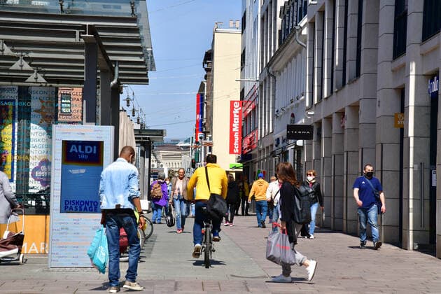 Extinct is the Saarbrücken city centre on Saturday 24 4 2021 despite the new lockdown because of the Corona restrictions of the federal government not exactly It is weekly market on the St Johanner market and the shops offer collection of pre-ordered goods bub