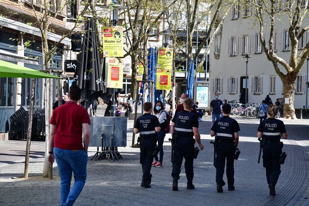 Died out is the Saarbrücken city center on Saturday 24 4 2021 despite the new lockdown because of the Corona restrictions of the federal government not exactly It is weekly market on the St Johanner market and the shops offer pickup of pre-ordered goods Police officers check regularly photo and point out mask muffle on the MAskenpflicht bub