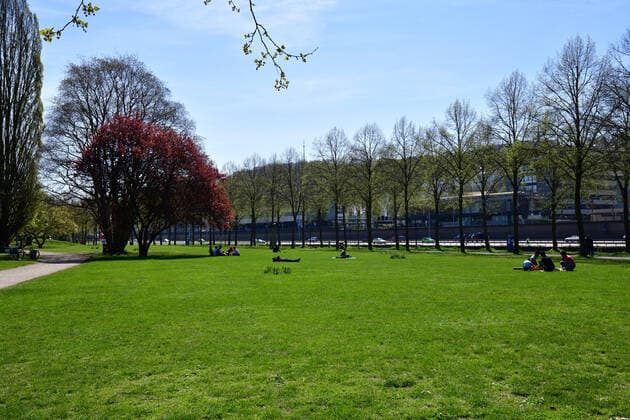In the usually crowded Saarwiesen, little is happening around the Saarbrücken State Theatre on Saturday 24 4 2021 despite the best weather The lockdown caused by the controversial Corona federal emergency brake has kept people from visiting the city bub
