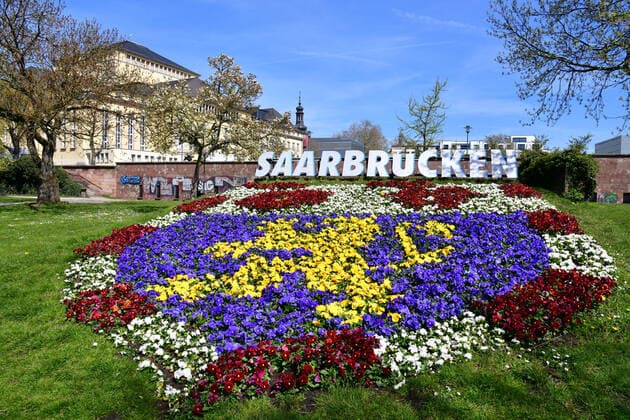 In the usually crowded Saarwiesen, little is happening around the Saarbrücken State Theatre on Saturday 24 4 2021 despite the best weather The lockdown caused by the controversial Corona federal emergency brake has kept people from visiting the city bub