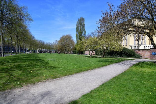 In the usually crowded Saarwiesen, little is happening around the Saarbrücken State Theatre on Saturday 24 4 2021 despite the best weather The lockdown caused by the controversial Corona federal emergency brake has kept people from visiting the city bub