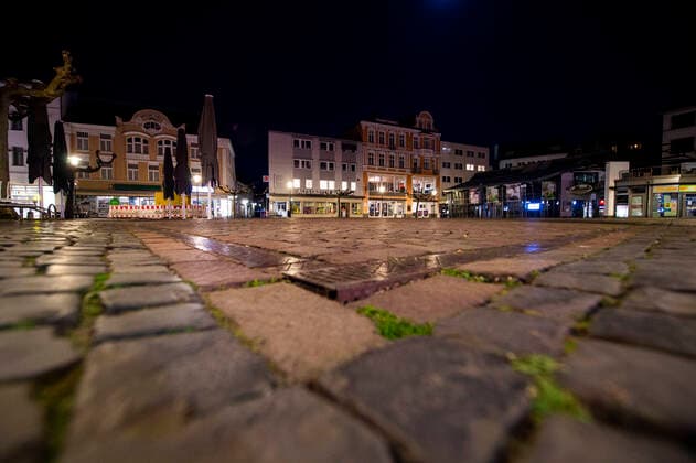 Coronavirus curfew in Herford Deserted streets were the rule in the city of Herford at night from 10 p.m. Photo Kirchner Media Wedel Herford North Rhine Westphalia Germany Copyright: xKirchner-Media Wedelx