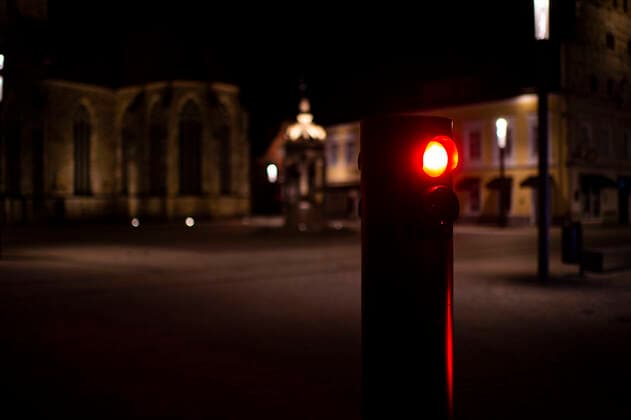 Coronavirus Curfew in Herford Deserted streets were the rule in the city of Herford at night from 10 p.m. A red traffic light lights up Photo Kirchner Media Wedel Herford North Rhine Westphalia Germany Copyright: xKirchner-Media Wedelx