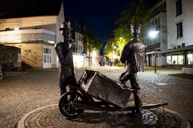 Coronavirus Curfew in Bünde The streets in the city center of Bünde are deserted with the beginning of the federal state of emergency The Steinmeister and Wellensiek monument, the pioneers of cigars in the cigar city of Bünde Photo Kirchner Media Wedel Bünde North Rhine Westphalia Germany Copyright: xKirchner-Media Wedelx