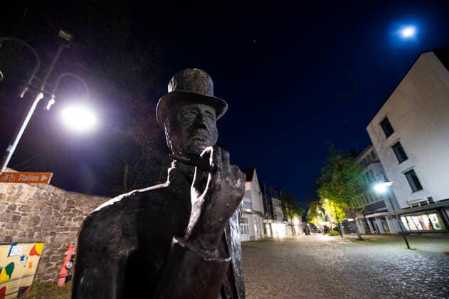 Coronavirus Curfew in Bünde The streets in the city center of Bünde are deserted with the beginning of the federal state of emergency The Steinmeister and Wellensiek monument, the pioneers of cigars in the cigar city of Bünde Photo Kirchner Media Wedel Bünde North Rhine Westphalia Germany Copyright: xKirchner-Media Wedelx