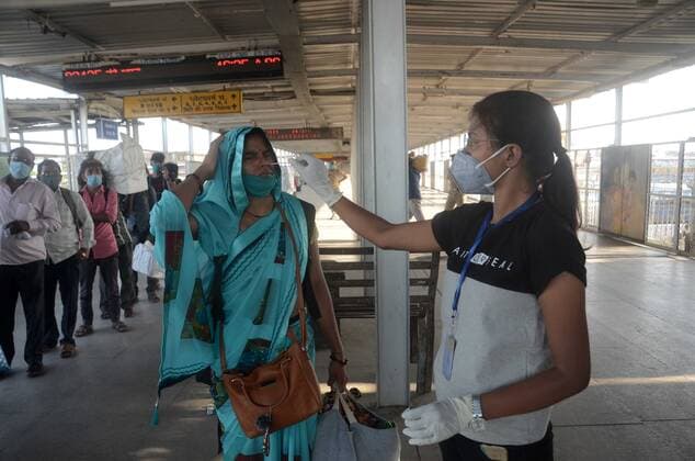 April 25, 2021, Prayagraj, Uttar Pradesh, India: Prayagraj: Medics take swab samples as Migrants arrived by special train at Prayagraj Railway Junction during government imposed weekend lockdown in wake of spread of CORONA virus in Prayagraj on Sunday, April 25, 2021. Prayagraj India - ZUMAv115 20210425_zap_v115_002 Copyright: xPrabhatxKumarxVermax