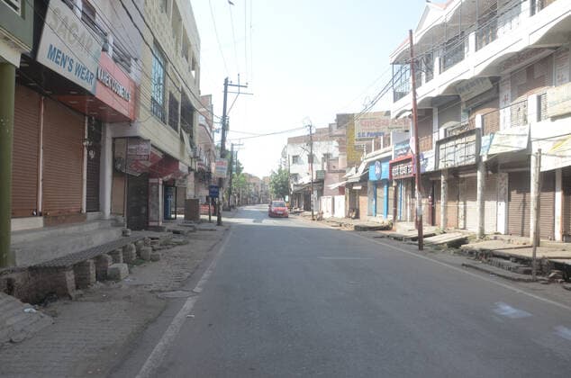 April 25, 2021, Prayagraj, Uttar Pradesh, India: Prayagraj: A view of closed market during government imposed weekend lockdown in wake of spread of CORONA virus in Prayagraj on Sunday, April 25, 2021. Prayagraj India - ZUMAv115 20210425_zap_v115_010 Copyright: xPrabhatxKumarxVermax