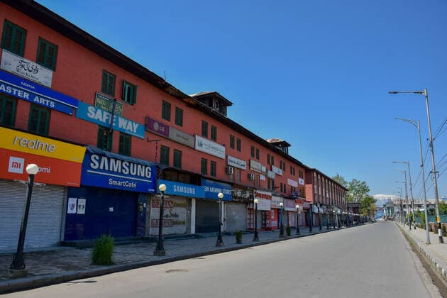 April 25, 2021, Kashmir, Jammu & Kashmir, India: General view of a closed market during the imposed curfew..Amid the second wave of the pandemic sweeping across the India, Authorities in Kashmir imposed a 34-hour curfew on Saturday. The curfew which was imposed at 8 pm on Saturday will remain effective till 6 am on Monday. Meanwhile, India s coronavirus cases and deaths hit a new record with 3.49 lakh fresh infections, taking the case load to 1.69 crore, 2,767 people died in the last 24 hours. Kashmir India - ZUMAs197 20210425_zaa_s197_010 Copyright: xSaqibxMajeedx