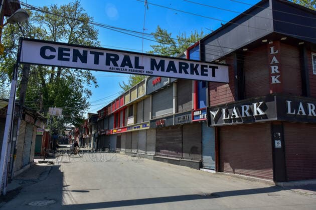 April 25, 2021, Kashmir, Jammu & Kashmir, India: General view of a closed market during the imposed curfew..Amid the second wave of the pandemic sweeping across the India, Authorities in Kashmir imposed a 34-hour curfew on Saturday. The curfew which was imposed at 8 pm on Saturday will remain effective till 6 am on Monday. Meanwhile, India s coronavirus cases and deaths hit a new record with 3.49 lakh fresh infections, taking the case load to 1.69 crore, 2,767 people died in the last 24 hours. Kashmir India - ZUMAs197 20210425_zaa_s197_014 Copyright: xSaqibxMajeedx