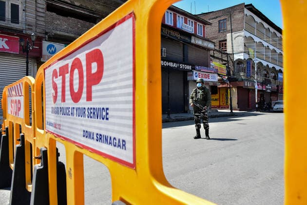 April 25, 2021, Kashmir, Jammu & Kashmir, India: A paramilitary trooper stands guard during the imposed curfew..Amid the second wave of the pandemic sweeping across the India, Authorities in Kashmir imposed a 34-hour curfew on Saturday. The curfew which was imposed at 8 pm on Saturday will remain effective till 6 am on Monday. Meanwhile, India s coronavirus cases and deaths hit a new record with 3.49 lakh fresh infections, taking the case load to 1.69 crore, 2,767 people died in the last 24 hours. Kashmir India - ZUMAs197 20210425_zaa_s197_015 Copyright: xSaqibxMajeedx