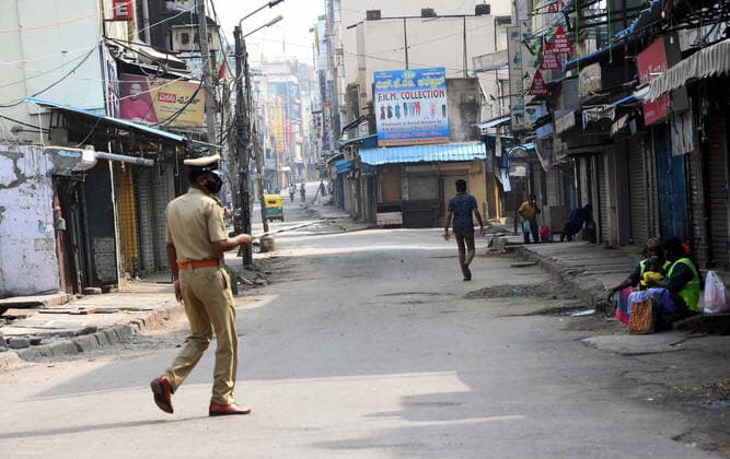 (210425) -- BANGALORE, April 25, 2021 -- A partially deserted road is seen during a weekend lockdown imposed as a preventive measure against COVID-19 in Bangalore, India, April 25, 2021. (Str Xinhua) INDIA-BANGALORE-COVID-19-WEEKEND LOCKDOWN KASHIFxMASOOD 