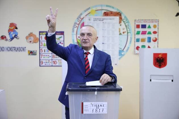 News Themen der Woche KW16 News Bilder des Tages (210425) -- TIRANA, April 25, 2021 -- Albanian President Ilir Meta casts his ballot during the parliamentary elections at a polling station in Tirana, capital of Albania, on April 25, 2021. Parliamentary elections kicked off across Albania on Sunday amid the COVID-19 pandemic. (Photo by Xinhua) ALBANIA-TIRANA-PARLIAMENTARY ELECTIONS GentxOnuzi 