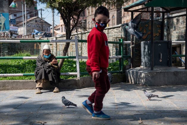 April 25, 2021, Srinagar, Jammu and Kashmir, India: A man wearing a face mask looks on during a one day curfew to curb the spread of COVID-19 in Srinagar..India has reported 346,786 new cases of COVID-19 for the previous 24 hours, with 2,624 deaths, the world™s highest daily toll since the pandemic begun last year. Overall, nearly 190,000 people have died from COVID in the country, while more than 16.6 million have been infected. Srinagar India - ZUMAs197 20210425_zaa_s197_054 Copyright: xIdreesxAbbasx