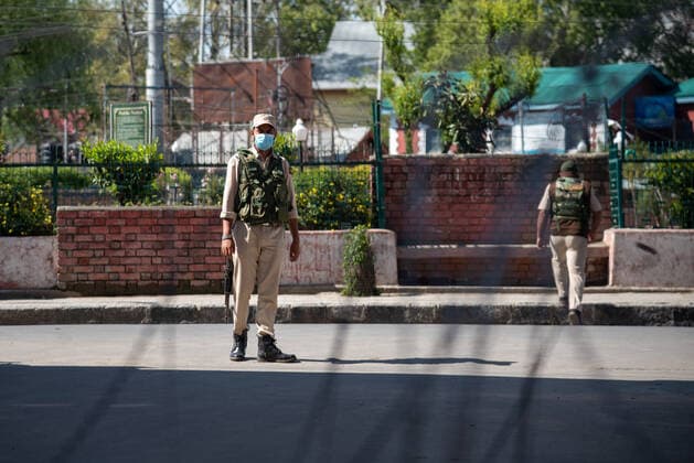 April 25, 2021, Srinagar, Jammu and Kashmir, India: An Indian policeman wearing a face mask looks on as he stands on guard during a one day curfew to curb the spread of COVID-19 in Srinagar..India has reported 346,786 new cases of COVID-19 for the previous 24 hours, with 2,624 deaths, the world™s highest daily toll since the pandemic begun last year. Overall, nearly 190,000 people have died from COVID in the country, while more than 16.6 million have been infected. Srinagar India - ZUMAs197 20210425_zaa_s197_067 Copyright: xIdreesxAbbasx
