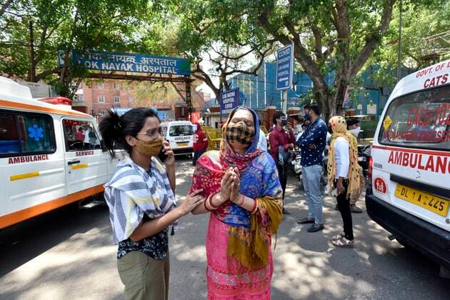 NEW DELHI, INDIA APRIL 25: Family members of a Covid-19 patient request for oxygen support, outside Lok Nayak Jai Prakash (LNJP) hospital, on April 25, 2021 in New Delhi, India. (Photo by Sanjeev Verma Hindustan Times ) Daily Life Amid Coronavirus Pandemic In India