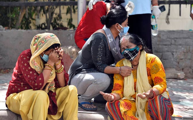 News Bilder des Tages NEW DELHI, INDIA APRIL 25: Grieving relatives and family members of Covid victims wait outside Maulana Azad Medical College mortuary to collect their bodies, on April 25, 2021 in New Delhi, India. (Photo by Sanjeev Verma Hindustan Times ) Covid Death Toll Continues To Rise In India