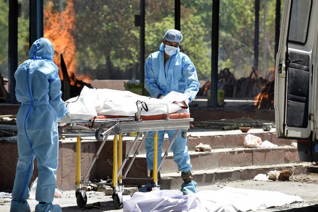 NOIDA, INDIA APRIL 25: Family members carry the body of a COVID-19 victim for cremation, at a crematorium, in Sector 94, on April 25, 2021 in Noida, India. (Photo by Sunil Ghosh Hindustan Times ) Covid Death Toll Continues To Rise In India