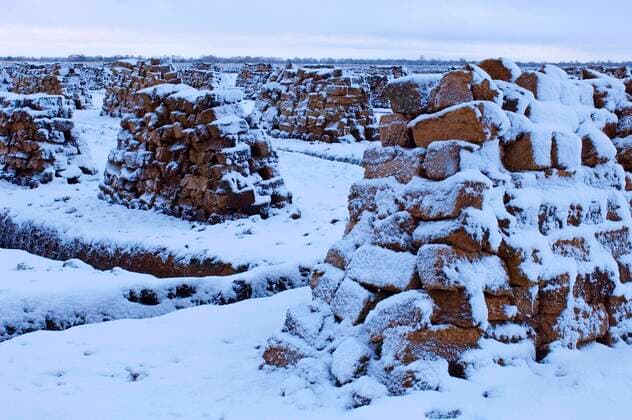 IMAGO Nature: Unsere Erde, Energiequellen, Torf Gestapelter Torf, Goldenstedter Moor, Niedersachsen, Deutschland, Europa *** Stacked peat, Goldenstedter Moor, Lower Saxony, Germany, Europe Copyright: imageBROKER/W.xRolfes iblrsw05201054.jpg