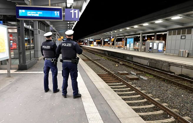 INFECTIONS CORONA CONVENTION MOUTH AND NOSE PROTECTION CORONA RULES LOCKDOWN 3 CORONA VACCENTER PROTECTION Curfew night in the wake of the ongoing pandemic The Federal Police on patrol in Essen main station HBF on customers,Essen,city in the Ruhr area in the state of North Rhine Westphalia NRW ,photographed on 25 04 2021 Â