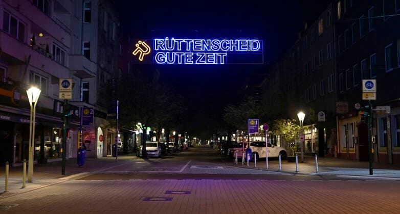 INFECTIONS CORONA ANSTECKUNG MUND UND NASENSCHUTZ CORONA REGULN LOCKDOWN 3 CORONA IMPFZENTRUM SCHUTZIMPFUNG Night curfew in the wake of the ongoing pandemic On the Rüttenscheiderstrasse Rü a popular shopping and strolling mile,advertises with the lettering RÜTTENSCHEID GOOD TIME, no people