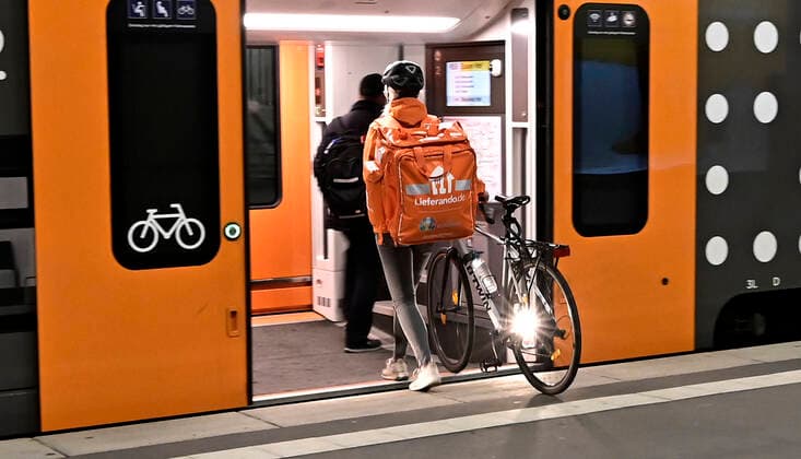INFECTIONS CORONA CONVENTION MOUTH AND NOSE PROTECTION CORONA RULES LOCKDOWN 3 CORONA VACCENTER PROTECTION Curfew night in the wake of the ongoing pandemic bike courier from Lieferando gets on a train in Essen main station HBF ,Essen,city in the Ruhr area in the federal state of North Rhine Westphalia NRW ,photographed on 25 04 2021 Â