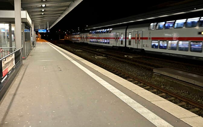 INFECTIONS CORONA CONVENTION MOUTH AND NOSE PROTECTION CORONA RULES LOCKDOWN 3 CORONA VACCENTER PROTECTION Curfew at night in the wake of the ongoing pandemic Empty platforms at Essen main station HBF ,Essen,city in the Ruhr area in the federal state of North Rhine Westphalia NRW ,photographed on 25 04 2021 Â