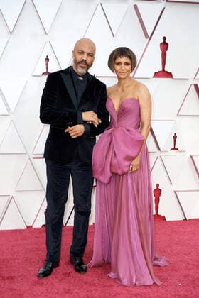 Halle Berry (R) with Van Hunt on the red carpet of The 93rd OscarsÂ® at Union Station in Los Angeles, CA on Sunday, April 25, 2021. Los Angeles CA USA  Copyright: xMattxPetitx 34135531THA