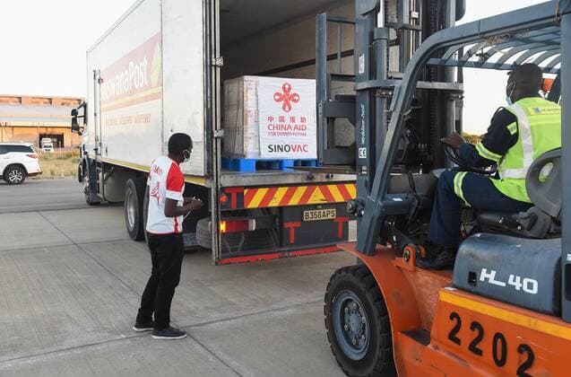 (210426) -- GABORONE, April 26, 2021 -- Staff members transport China-donated Sinovac COVID-19 vaccines at Sir Seretse Khama International Airport in Gaborone, Botswana, April 25, 2021. (Photo by Xinhua) BOTSWANA-GABORONE-CHINA-AIDED-COVID-19-VACCINE-ARRIVAL TshekisoxTebalo 