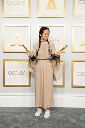 Bilder des Jahres 2021, Entertainment 04 April Entertainment Themen der Woche KW16 Entertainment Bilder des Tages April 25, 2021, Los Angeles, California, USA: ChloÃ Zhao poses backstage with the Oscars for Directing and Best Picture during the live ABC Telecast of The 93rd Oscars at Union Station in Los Angeles. Los Angeles USA  - ZUMAz03_ 20210425_sso_z03_201 Copyright: xMattxPetit AMPASx