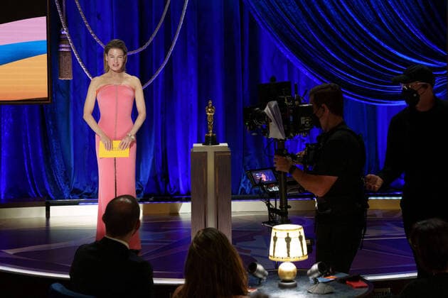 Rene Zellweger presents the Oscars for Actress in a Leading Role during the live ABC Telecast of The 93rd Oscars at Union Station in Los Angeles, CA on Sunday, April 25, 2021. Los Angeles CA USA  Copyright: xToddxWawrychukx 341351023THA